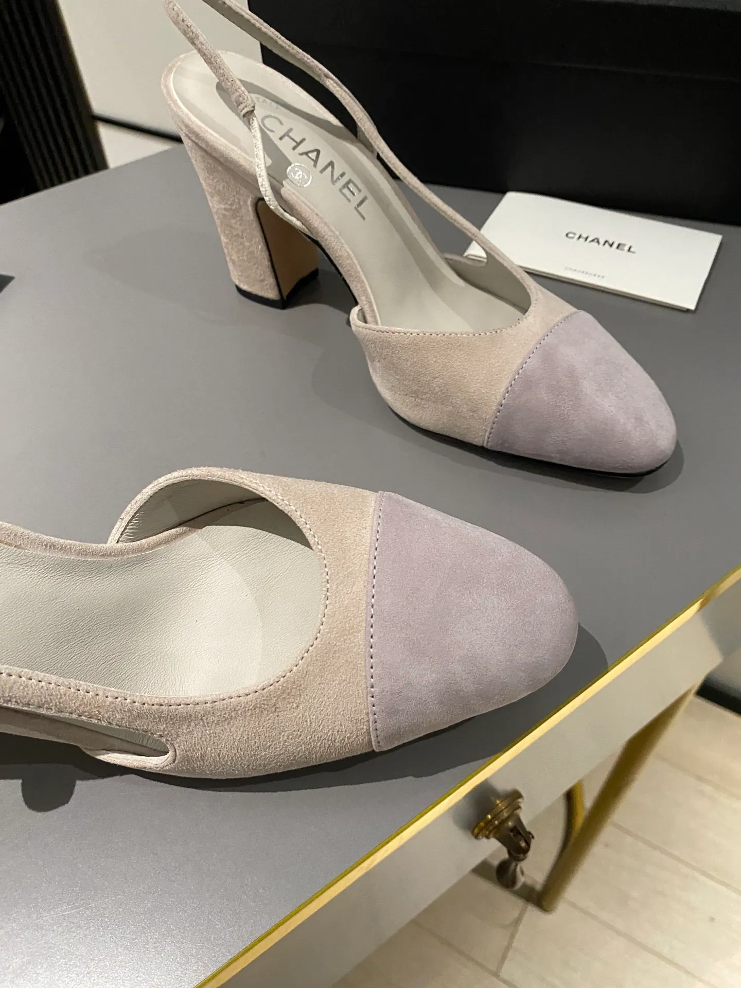 👟👟Ex-factory price 520👟👟 Purchase grade, high-heeled version, Chanel classic slingback sandals. We have been making this model for the past few years. This year, we will re-purchase the version and make a detailed copy again. I found that the upper lines and body comfort of the new version have been slightly adjusted! The brand won't say anything because the overall appearance difference is not big and it doesn't affect wearing. All colors now produced are produced according to the latest styles! What you buy is the latest classic model from the counter, made of imported mixed sheepskin surface material, imported mixed sheepskin, and Italian imported cowhide leather soles! High heels 9.5cm Size: 35-39 Other sizes can be customized (customized sizes 34, 40, 41, 42, 43 are non-refundable and non-exchangeable)